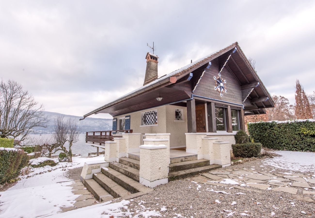 house, luxury, seasonal rental, annecy, holidays, lake access, private pontoon, mountain, hotel, snow, sun, boat 