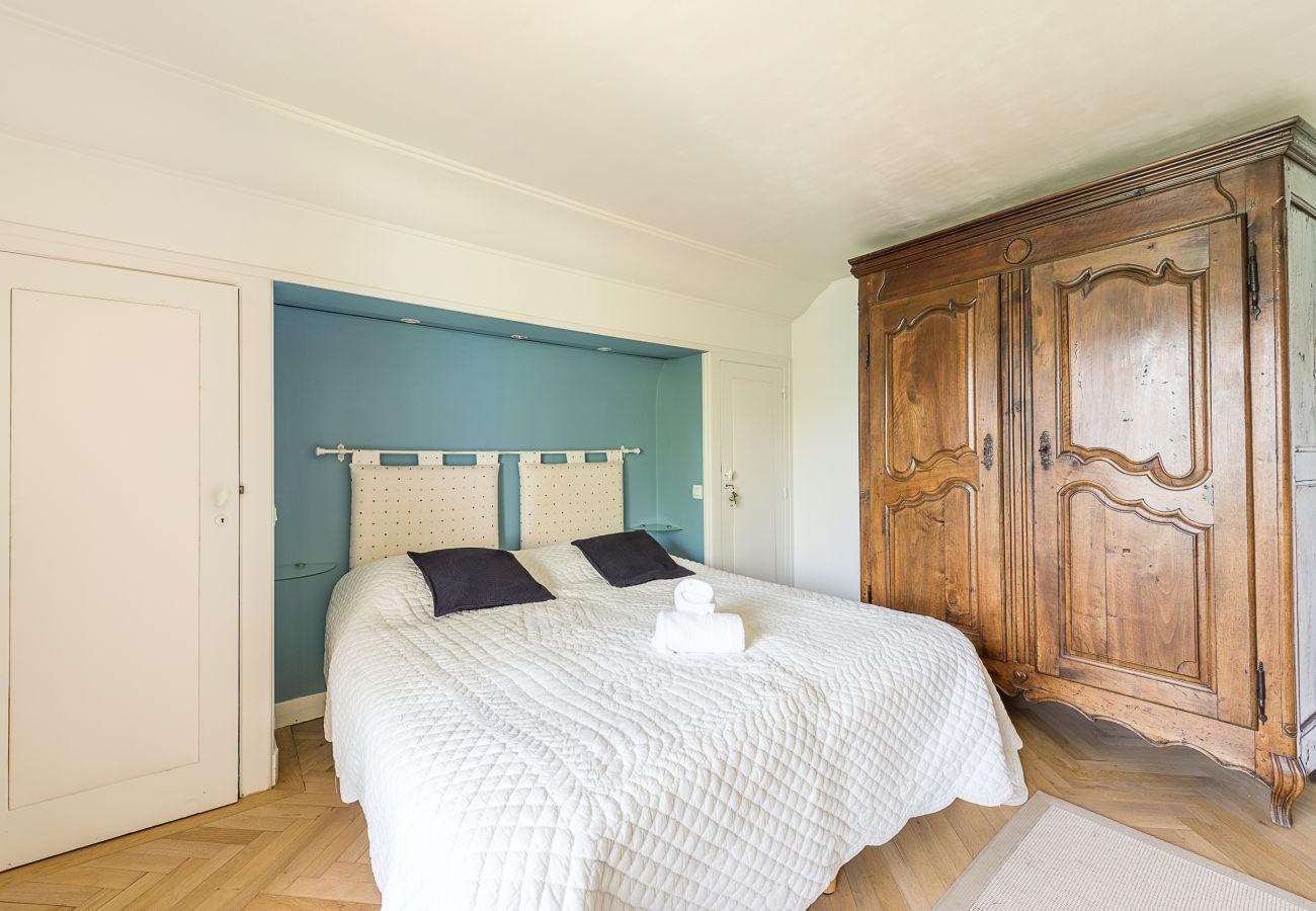 house, luxury, seasonal rental, annecy, holidays, lake access, private pontoon, mountain, hotel, snow, sun, boat 