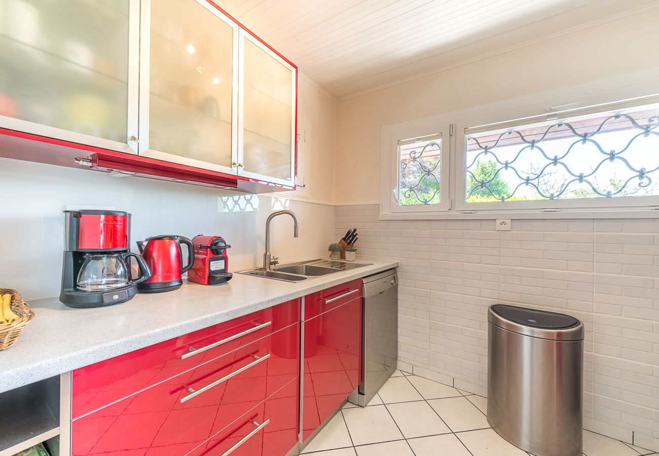 kitchen, vacation home, lakeside, Veyrier, annecy, swimming pool, plancha, high end services