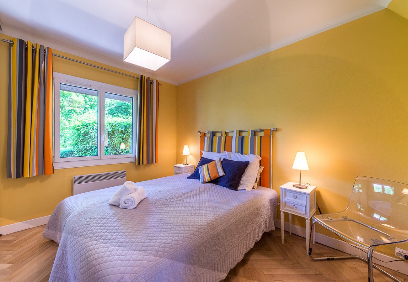 house, luxury, seasonal rental, annecy, holidays, lake access, private pontoon, mountain, hotel, snow, sun, boat 