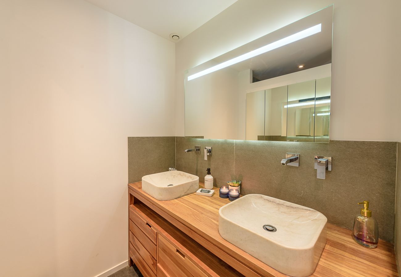 bathroom, rental, luxe, pool, Veyrier, centre, seasonal rental, apartment, design, lake view, Annecy, holidays