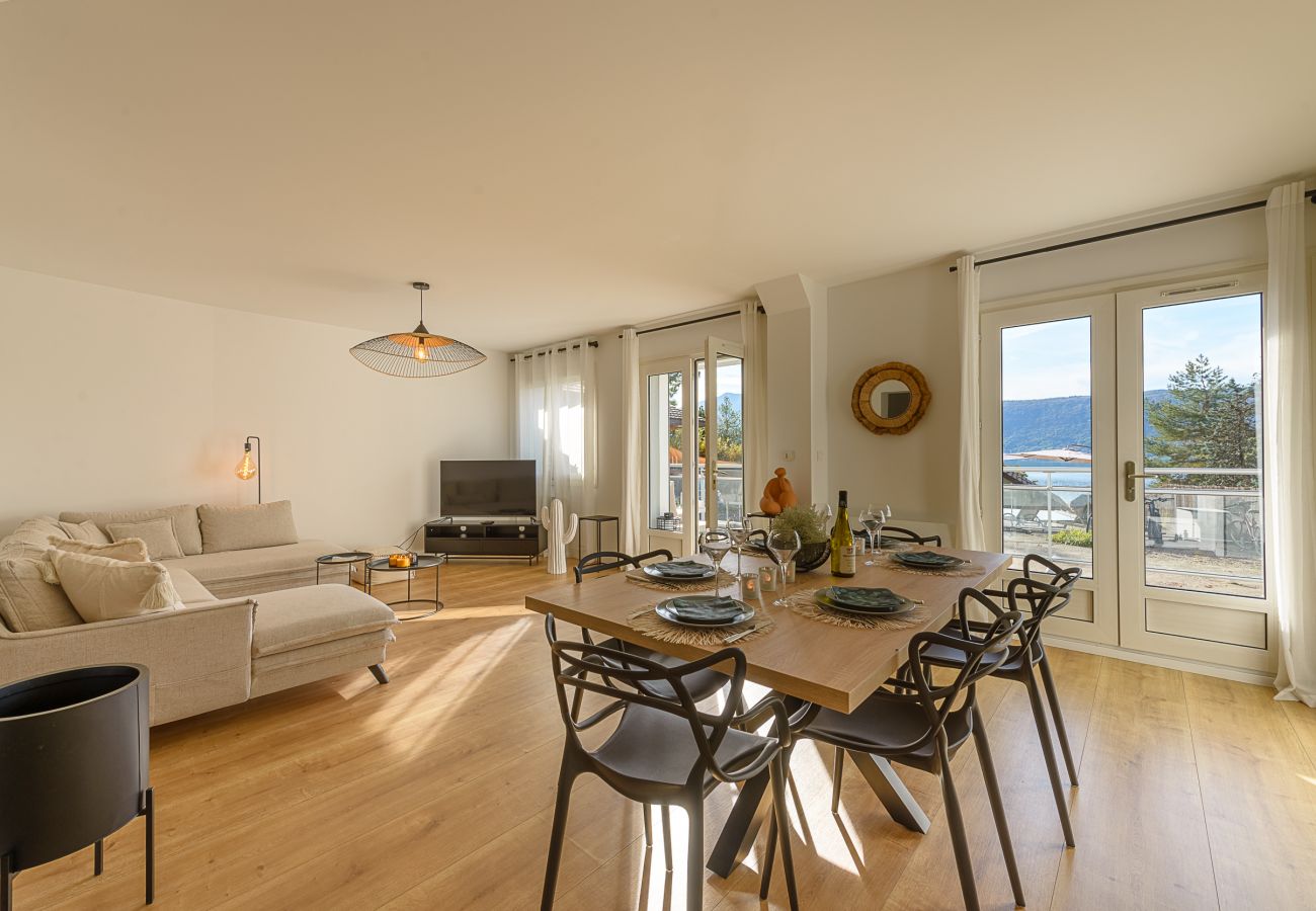 living room, sofa, tv, lake view, pool view, terrace access, mountain, Annecy, rental, 