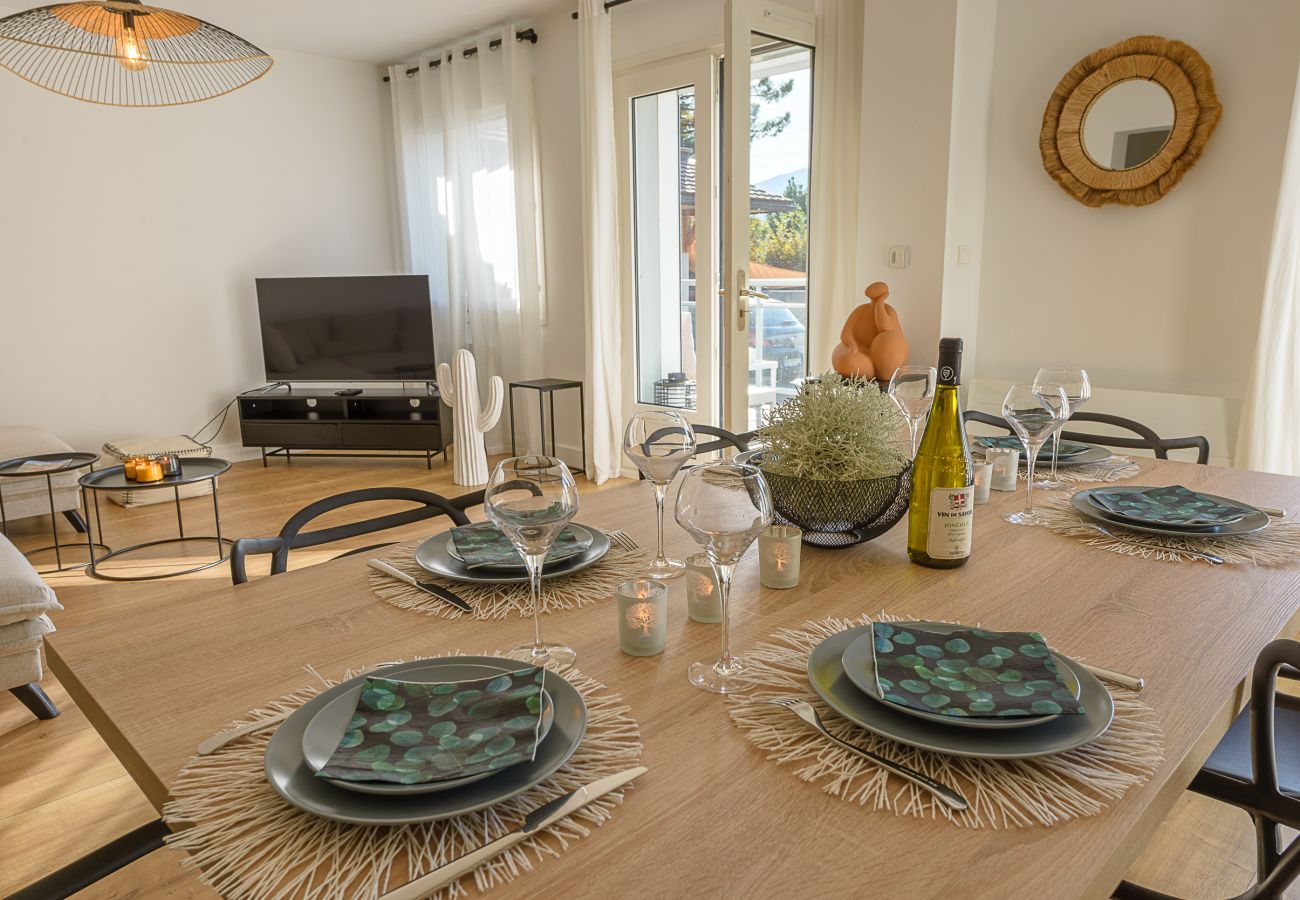 dining room, living room, lake view, tv, decoration, design, luxe, Veyrier, Annecy, sun, mountain, snow, pool