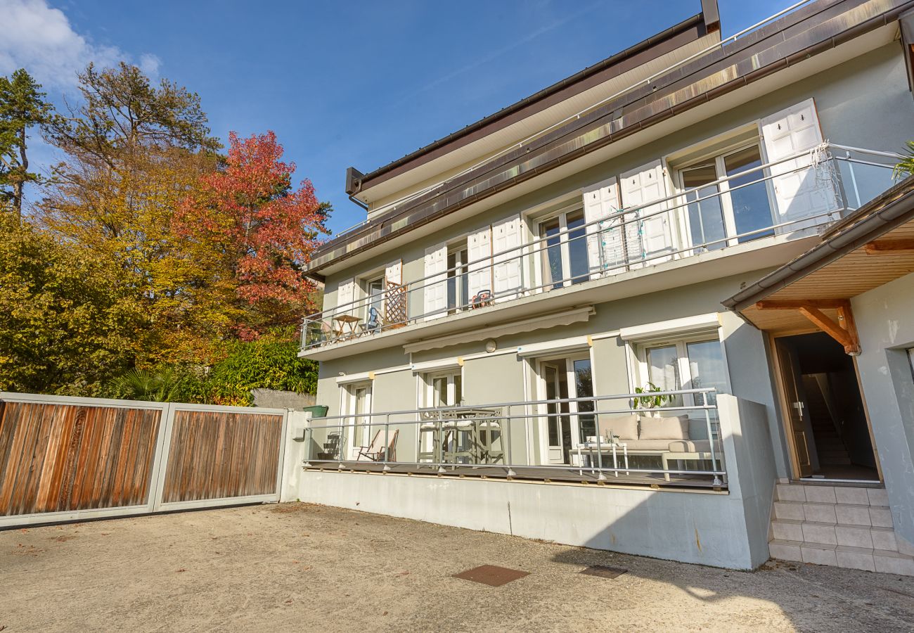 outside, commun, rental, luxe, pool, Veyrier, centre, seasonal rental, apartment, design, lake view, Annecy, holidays