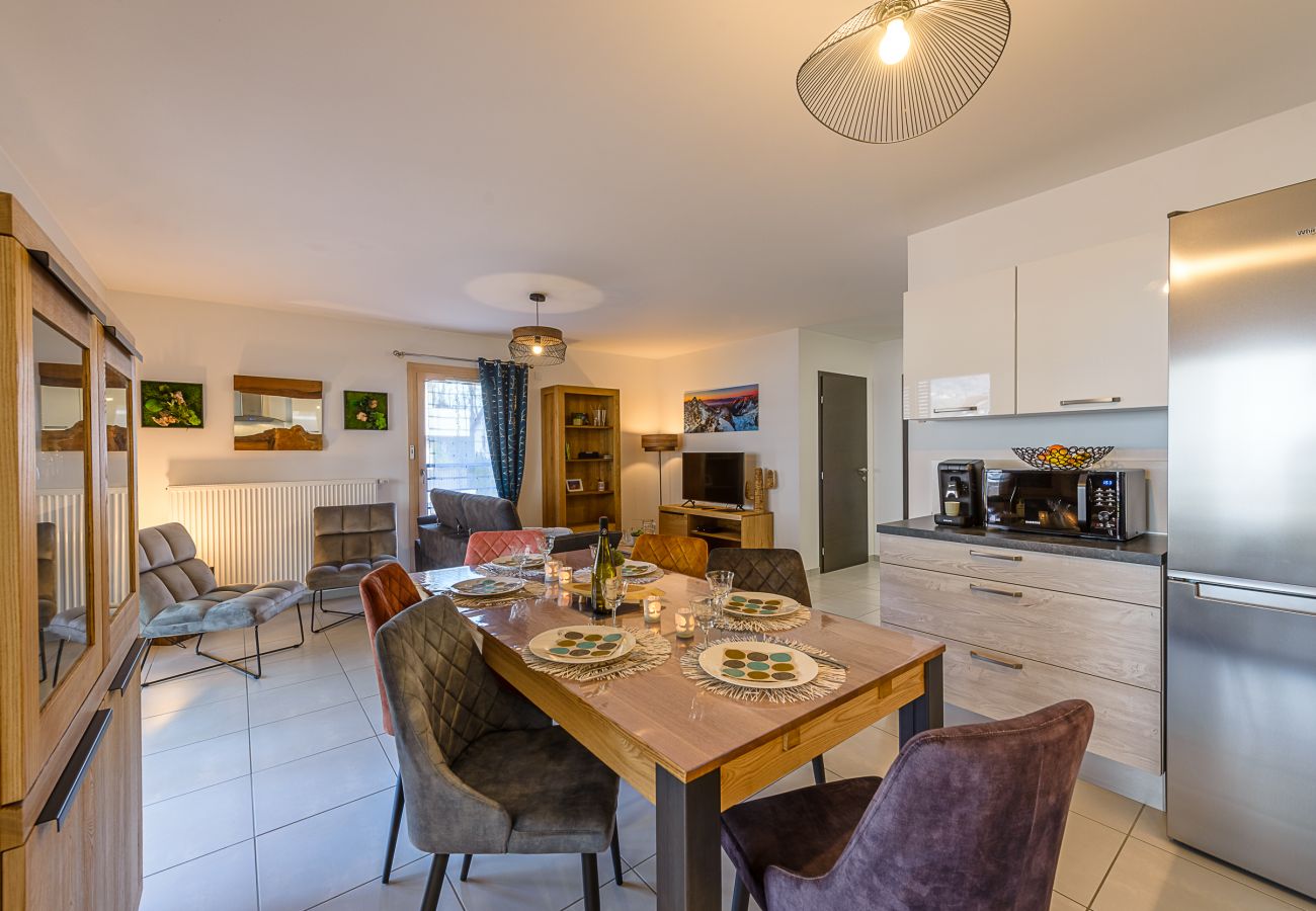 living room, 3 bedrooms, village center, for rent, lake Annecy, shops, upscale, concierge, vacations, 