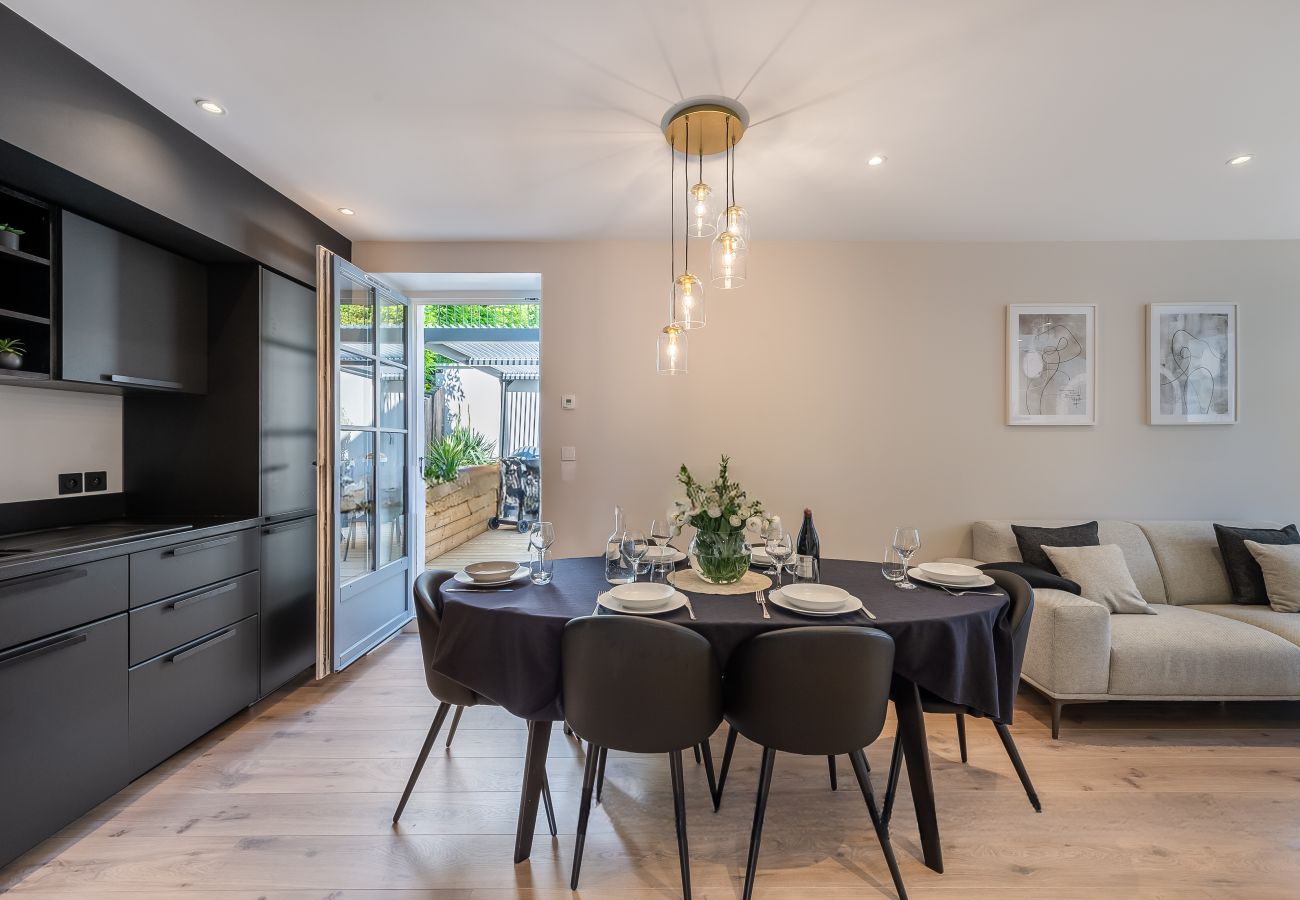 Elegant dining room with direct access to the outdoor terrace
