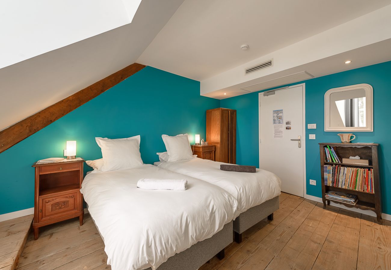 Spacious rooms with lake views in a country estate in Annecy