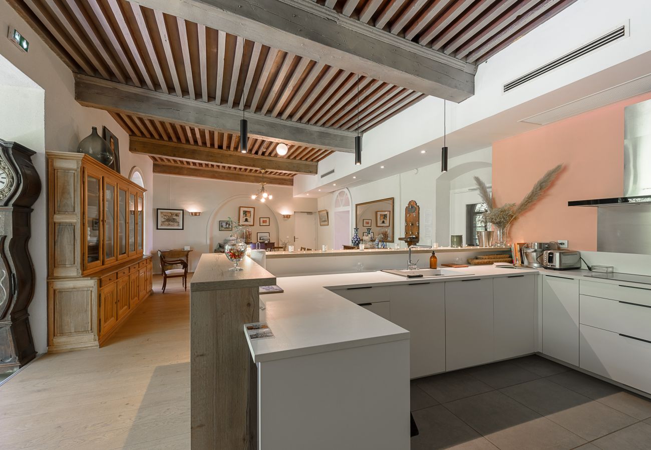 Villa for rent for 30 people with equipped kitchen and living area