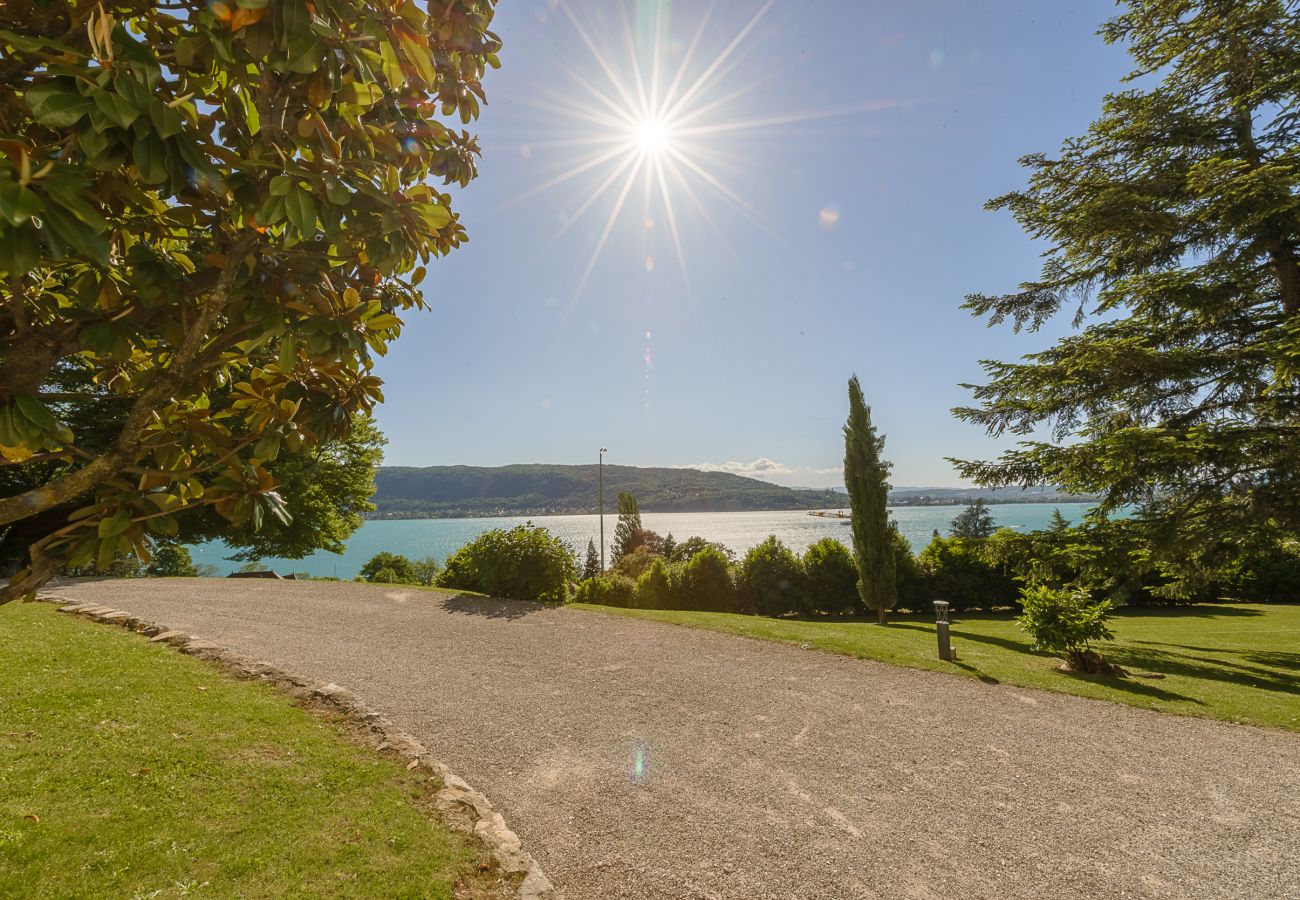 Wide garden with stunning lake view 
