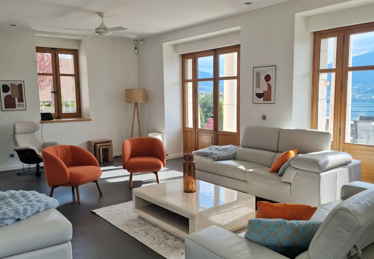 Prestigious villa to rent on Lake Annecy with unique view