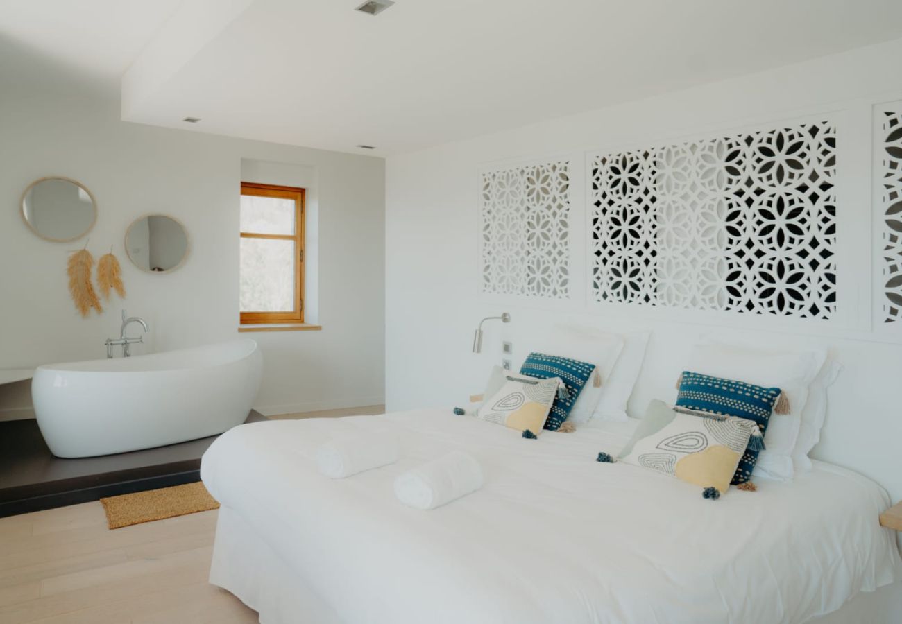 Luxury villa with deluxe bedroom for rent on Lake Annecy