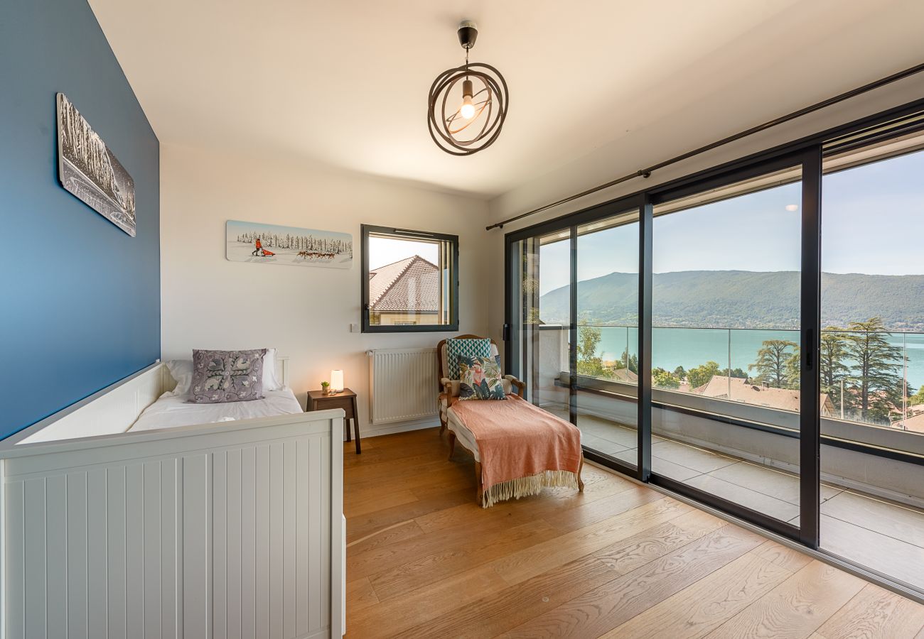 family home on Lake Annecy for 7 people with swimming pool
