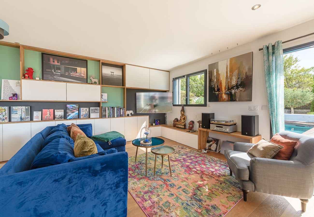 Villa Sunset: living room equipped with a bookcase, TV, and stereo system with record player.