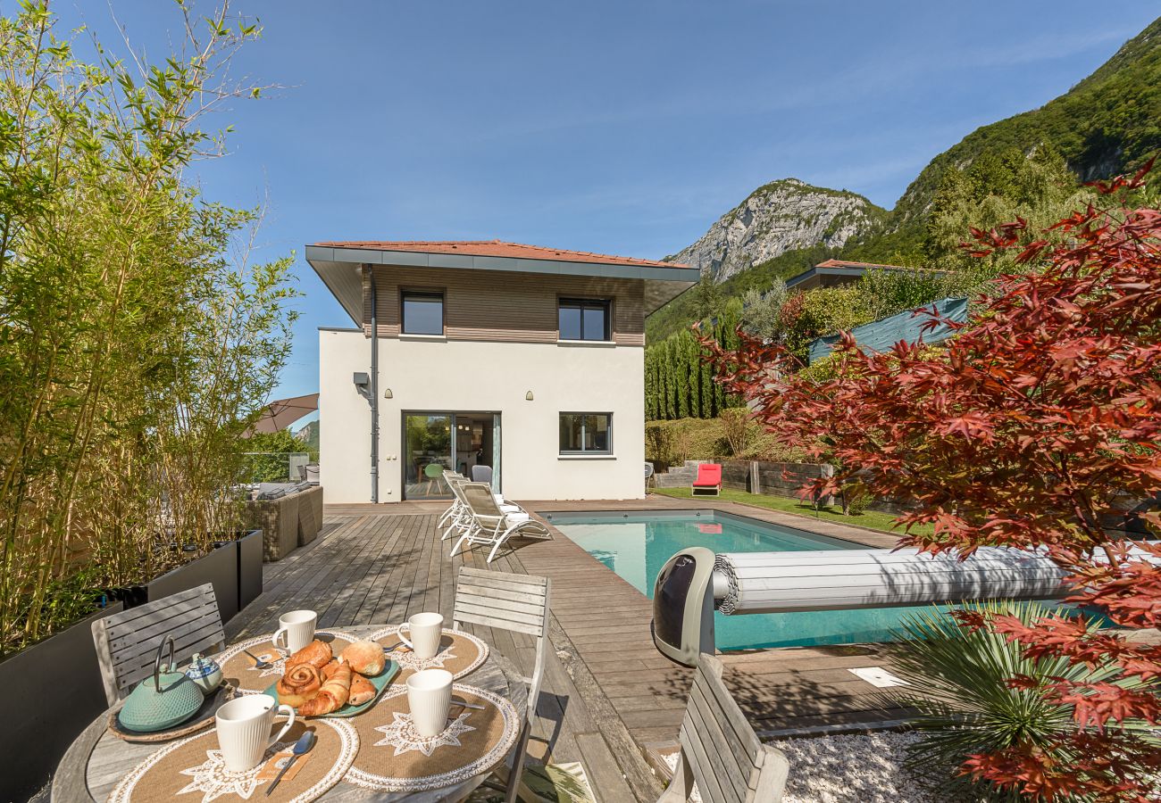 house with garden and pool overlooking the lake for rent 
