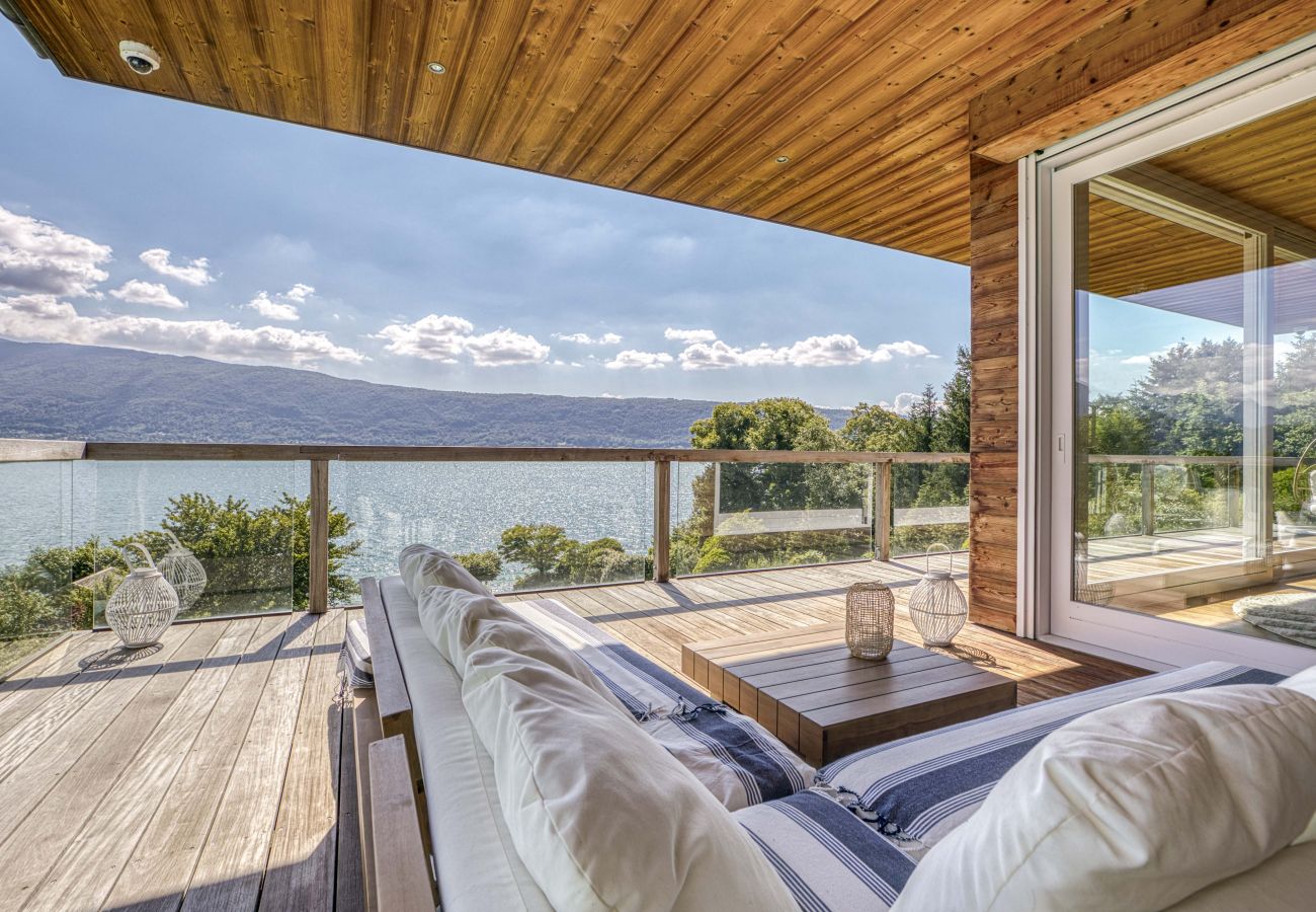 Villa with views of Lake Annecy available to rent