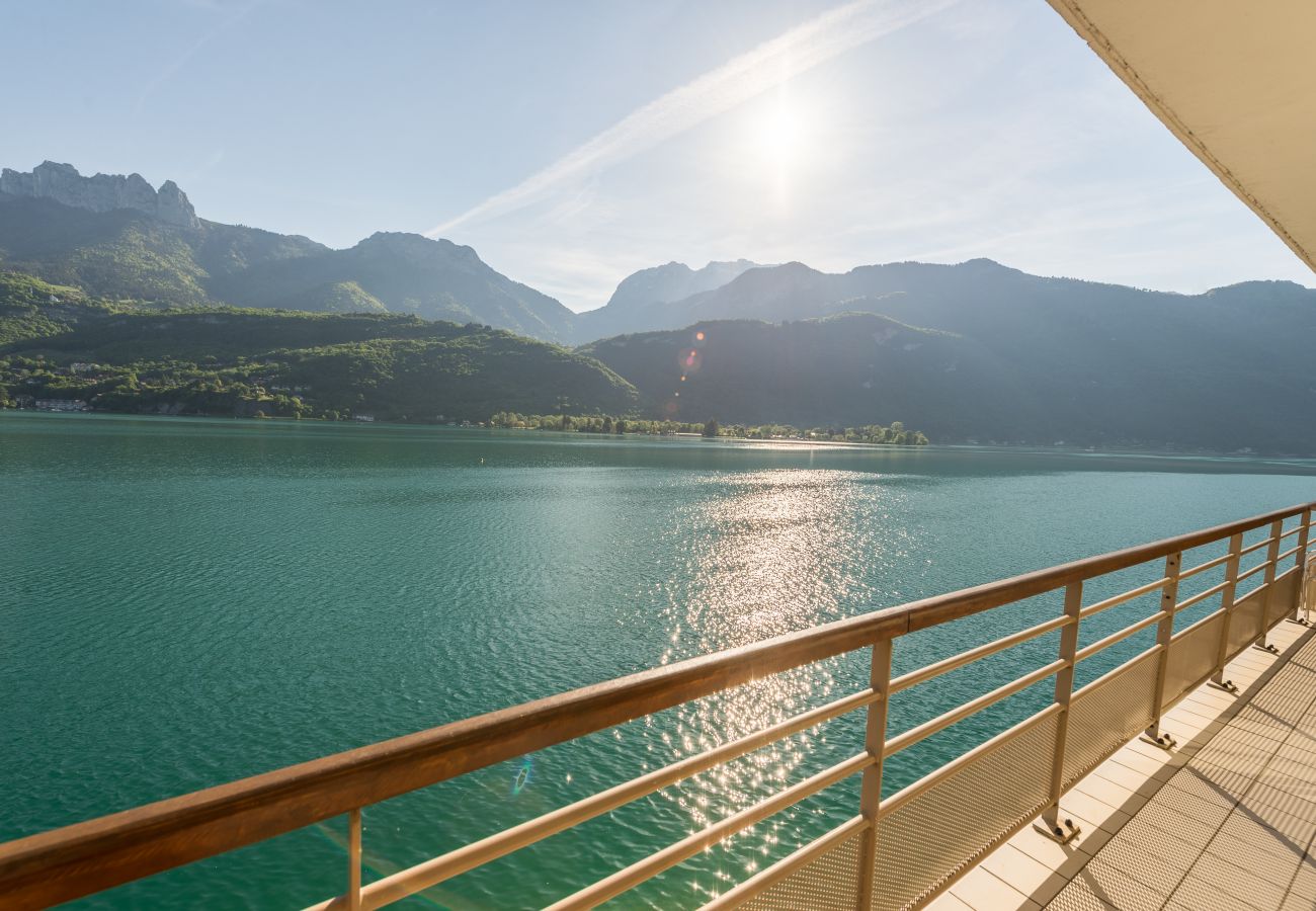 Balcon avec magnifique vue panoramique sur les eaux cristallines du lac d'Annecy et les montagnes