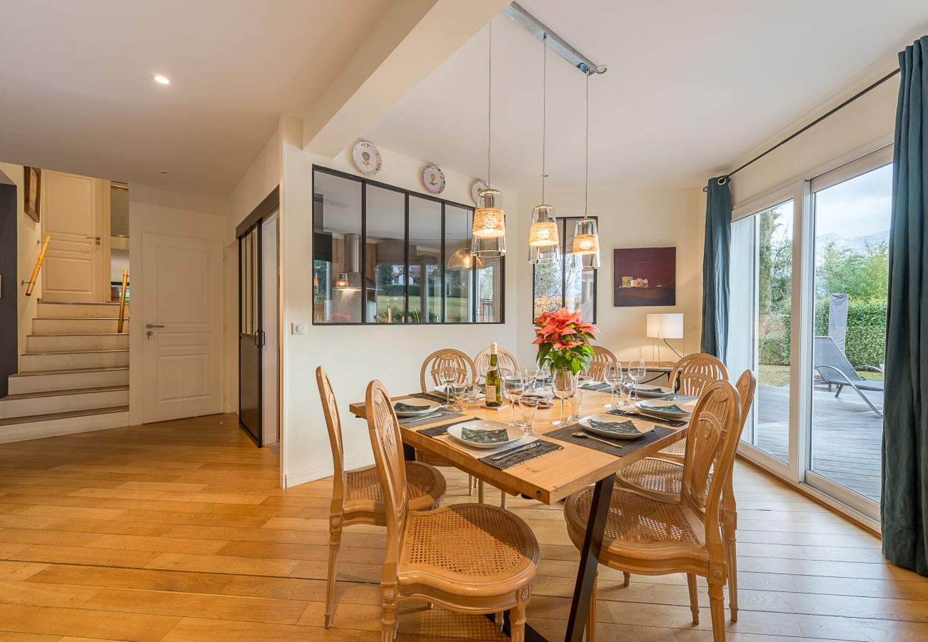 maison, luxe, location saisonnière, annecy, vacances, neige, plage, hôtel, soleil, hiver, village, montagnes, lac, piscine 