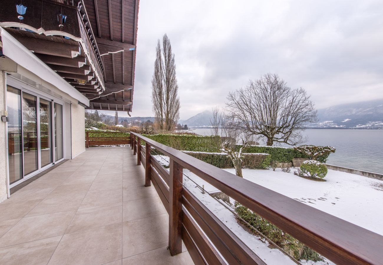 maison, luxe, location saisonnière, annecy, vacances, accès au lac, ponton privé, montagne, hôtel, neige, soleil, bateau 