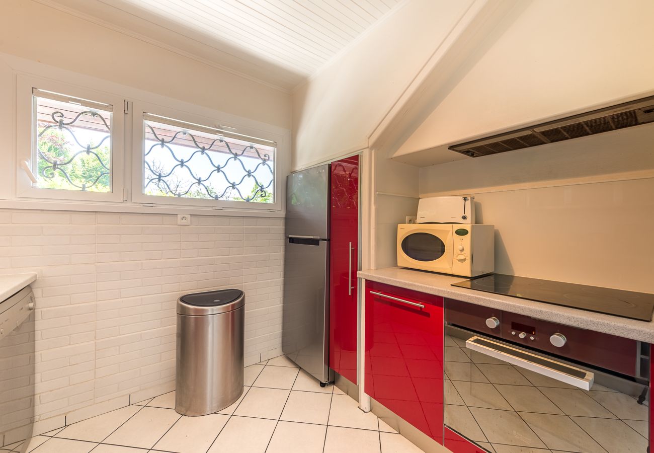 maison, luxe, location saisonnière, annecy, vacances, accès au lac, ponton privé, montagne, hôtel, neige, soleil, bateau 