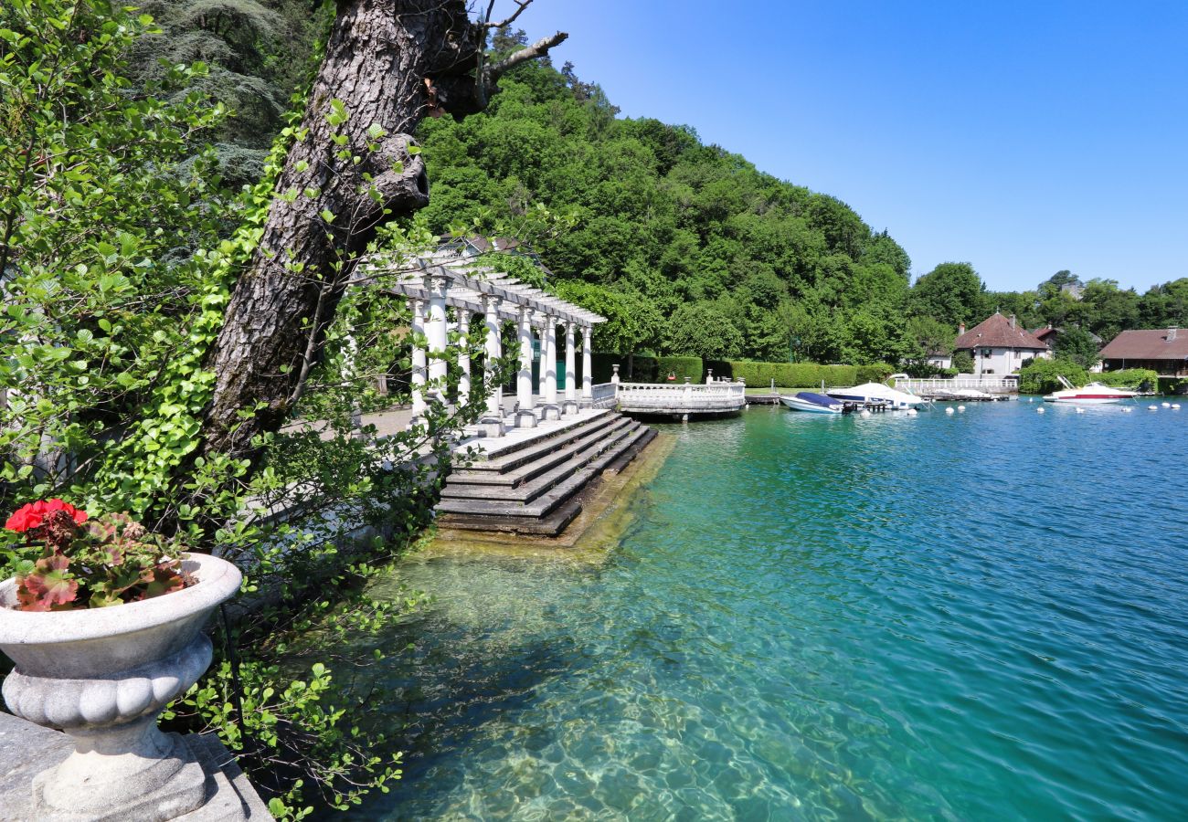 appartement de standing, vue lac, location saisonnière Premium, annecy, conciergerie haut de gamme, vacances, airbnb luxe 