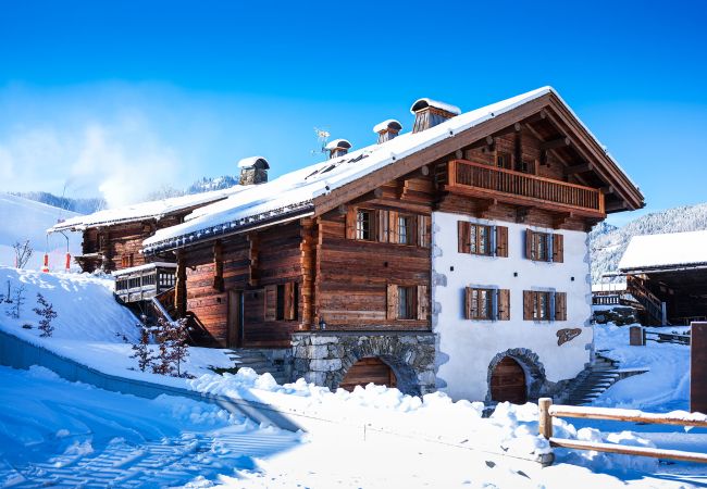 Chalet, luxe, jacuzzi, skis aux pieds, spacieux, vacances en famille, 5 étoiles, spa, coeur du village, cocooning