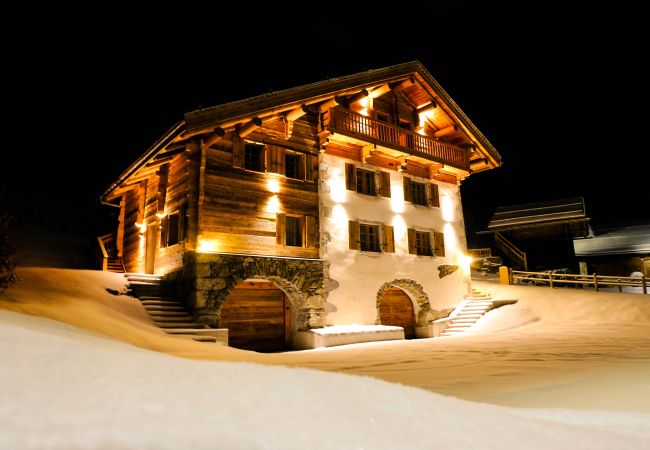 Chalet, luxe, jacuzzi, skis aux pieds, spacieux, vacances en famille, 5 étoiles, spa, coeur du village, cocooning