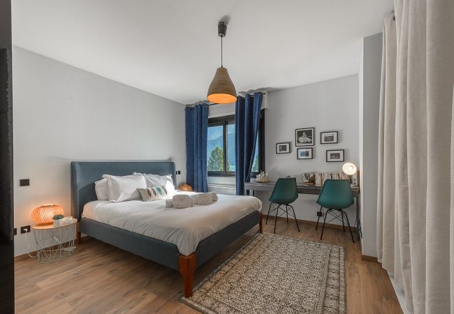 Chambre d'un appartement à louer avec vue unique sur le lac d'annecy