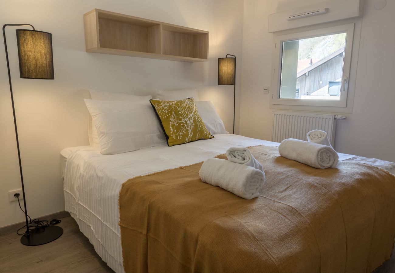 chambre double, appartement, luxe, location saisonnière, annecy, vacances, vue lac, montagne, jacuzzi, hôtel, neige, soleil