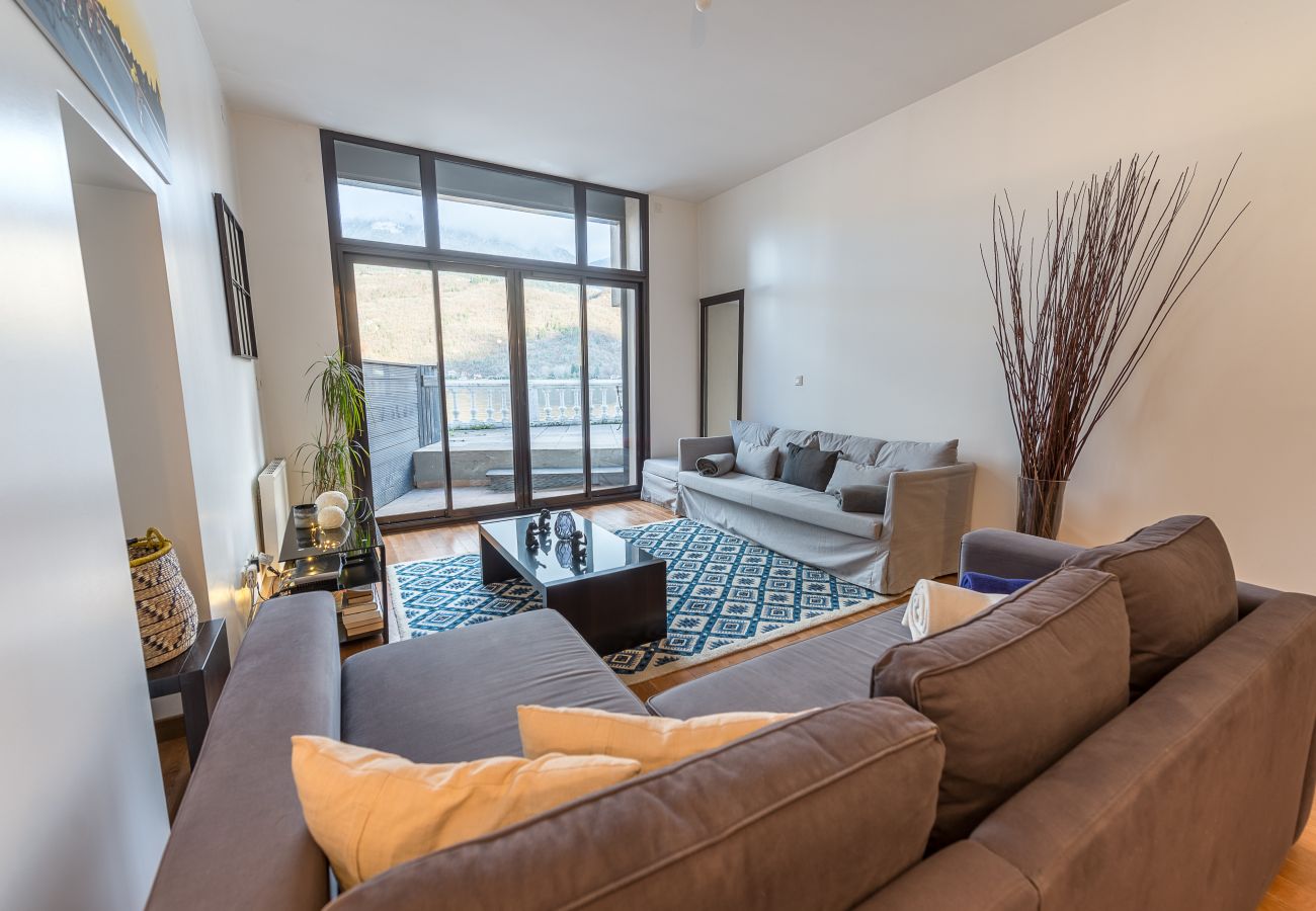 salon, appartement, luxe, location saisonnière, annecy, vacances, vue lac, montagne, hôtel, plage privée, neige, soleil 