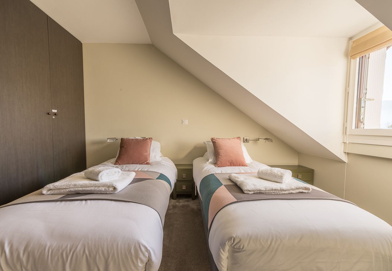 chambre, appartement, luxe, location saisonnière, annecy, vacances, vue lac, montagne, hôtel, neige, soleil, plage, famille 