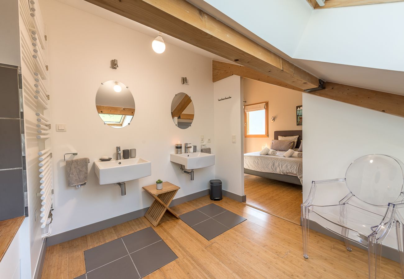 Salle de bain moderne avec douche à l’italienne et double vasque