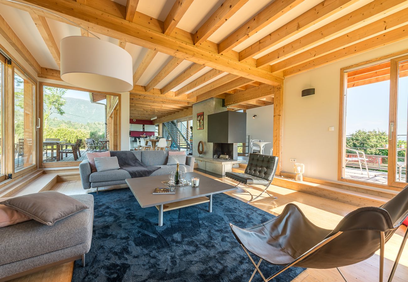 Maison design avec salon spacieux et baies vitrées