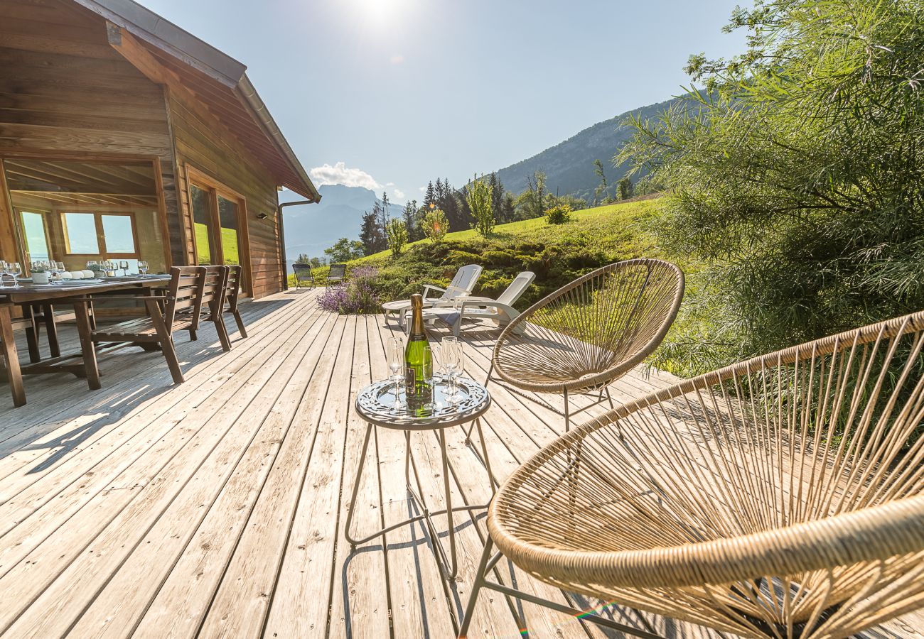 Grande terrasse équipée avec plancha et mobilier d’extérieur