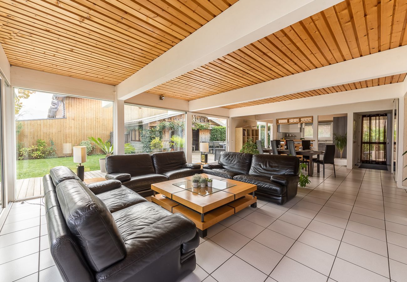Salon avec canapé dans une villa lumineuse au bord du lac d'Annecy