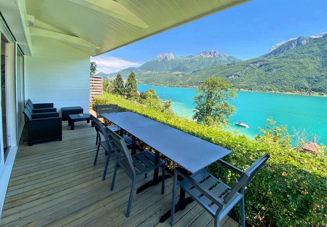 Magnifique terrasse avec table à manger et vue sur les eaux cristallines du lac d'Annecy 
