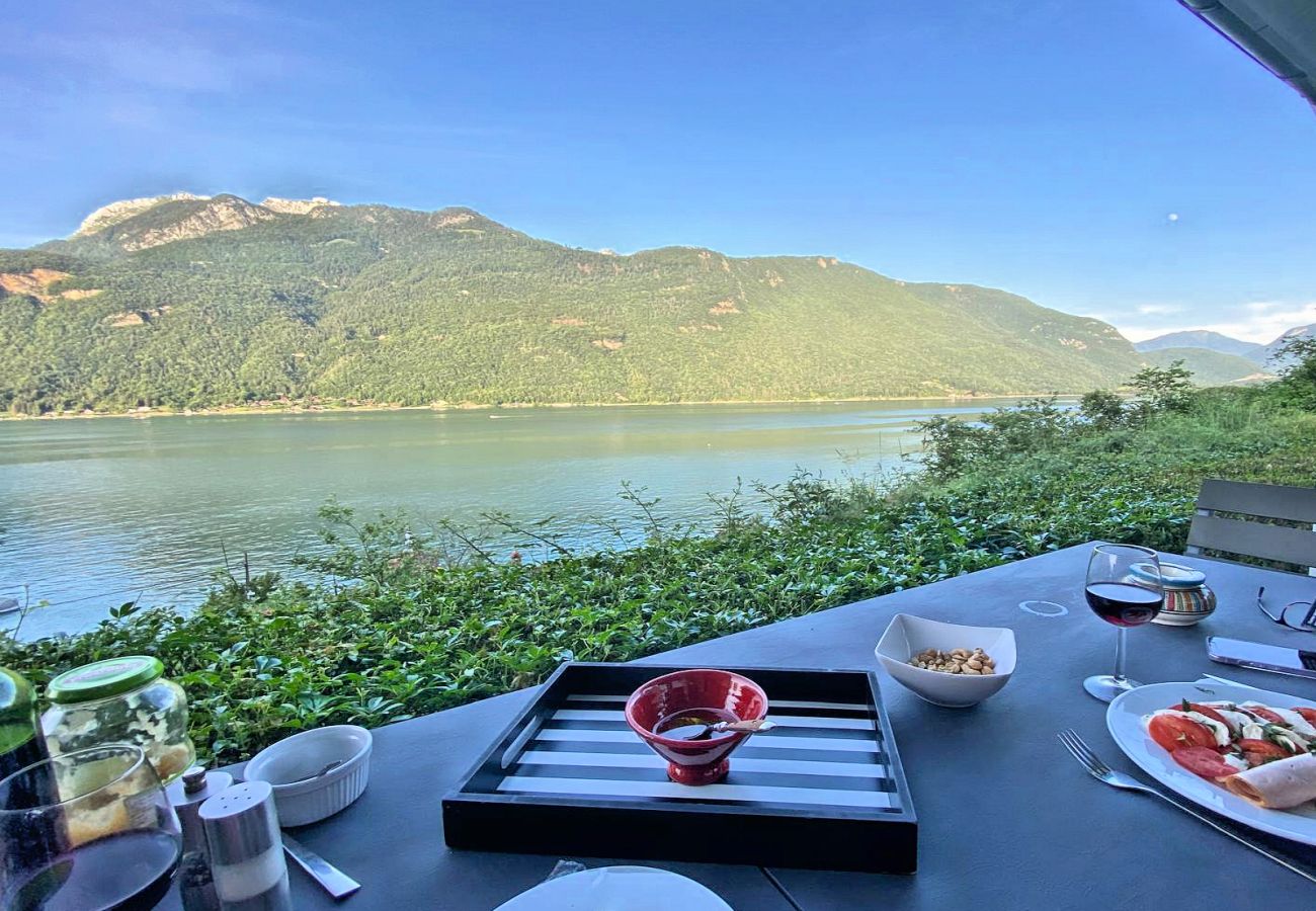 Terrasse avec vue panoramique sur le lac et les montagne à Bredannaz