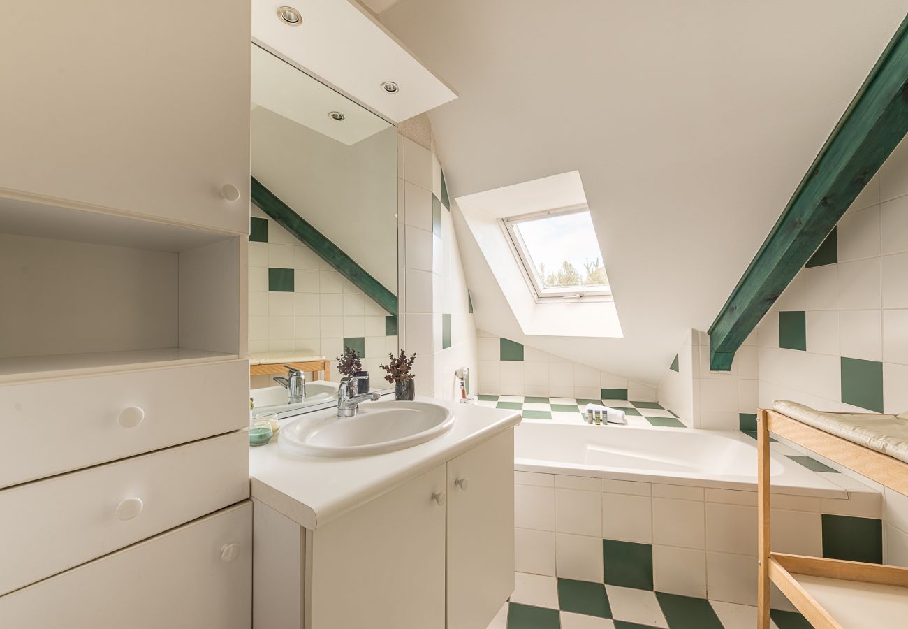 Salle de bain lumineuse avec un bain dans une villa familiale à Saint-Jorioz