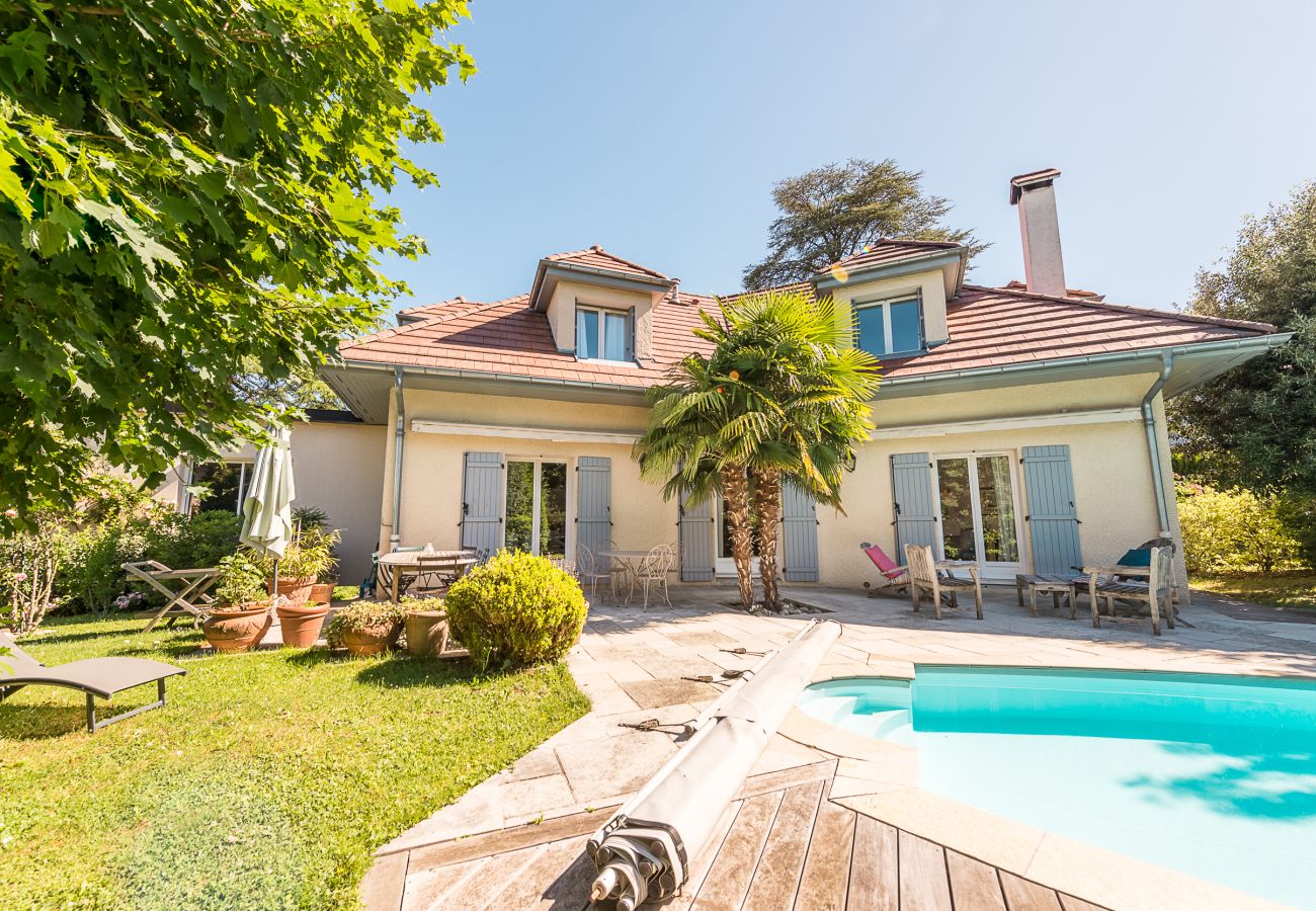 Vue sur une magnifique villa familiale avec piscine à Annecy-le-vieux
