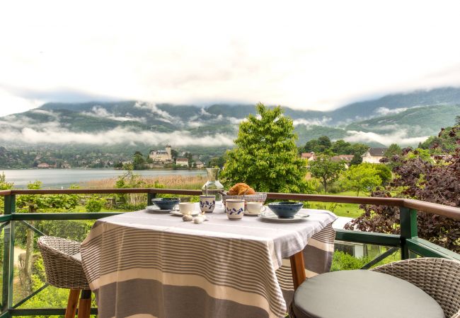 balcon, vue lac, vue montagnes, petit déjeuner, détente, location saisonnière, luxe, vacances
