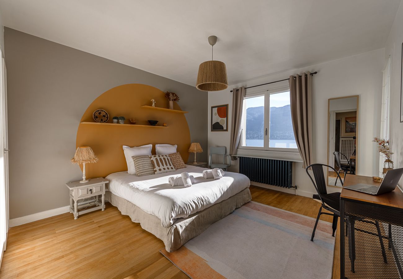 chambre Veyrier, vue lac, accès terrasse, montagnes, bureau, dressing,, conciergerie, super host, logement durable