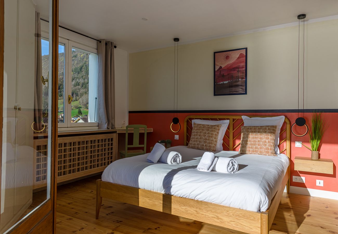 Chambre Tournette, lit double, accès terrasse, vue lac, montagnes, vacances en famille, piscine, jardin