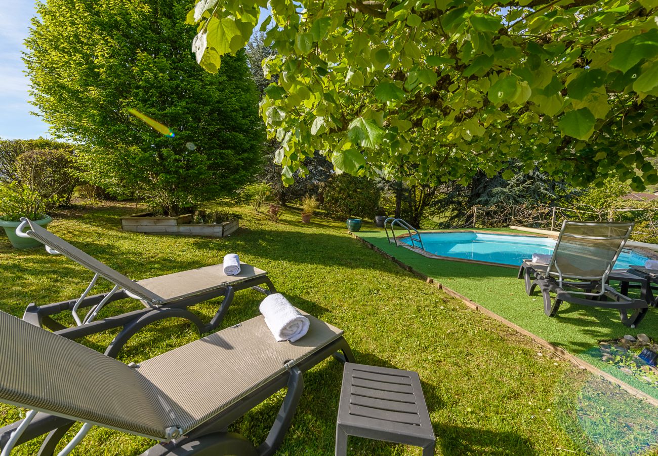 villa, jardin, piscine, vue lac et montagnes, location saisonnière, conciergerie haut de gamme, vacances, hôtel, annecy, luxe