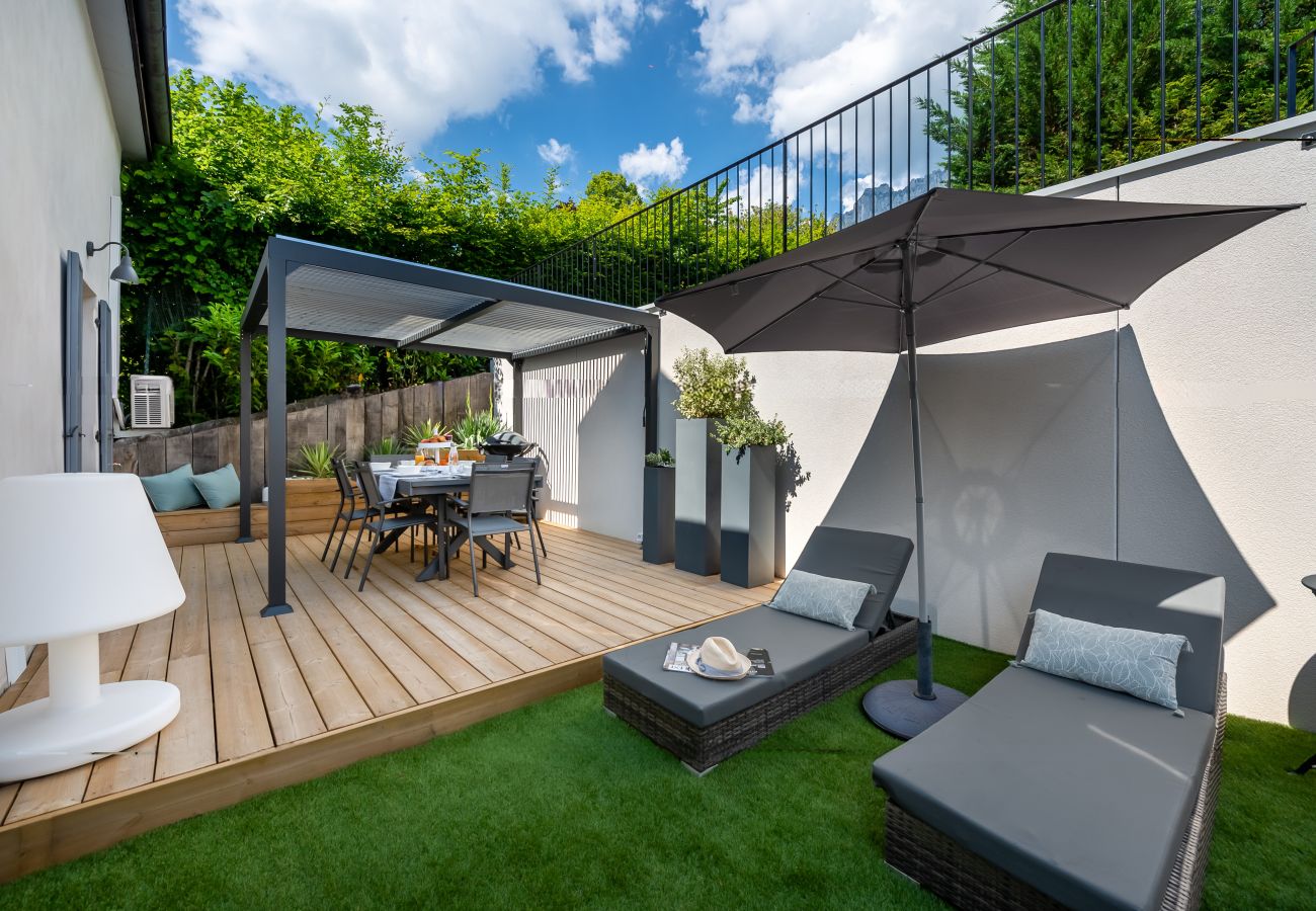 Terrasse ensoleillée à Talloires avec vue sur les montagnes.