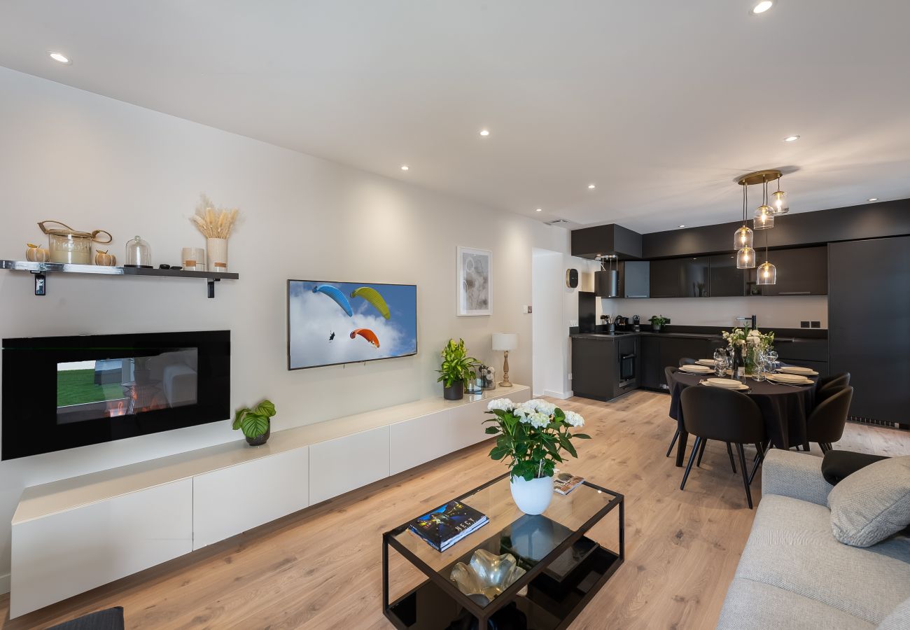 Salon séjour spacieux et lumineux avec décoration moderne