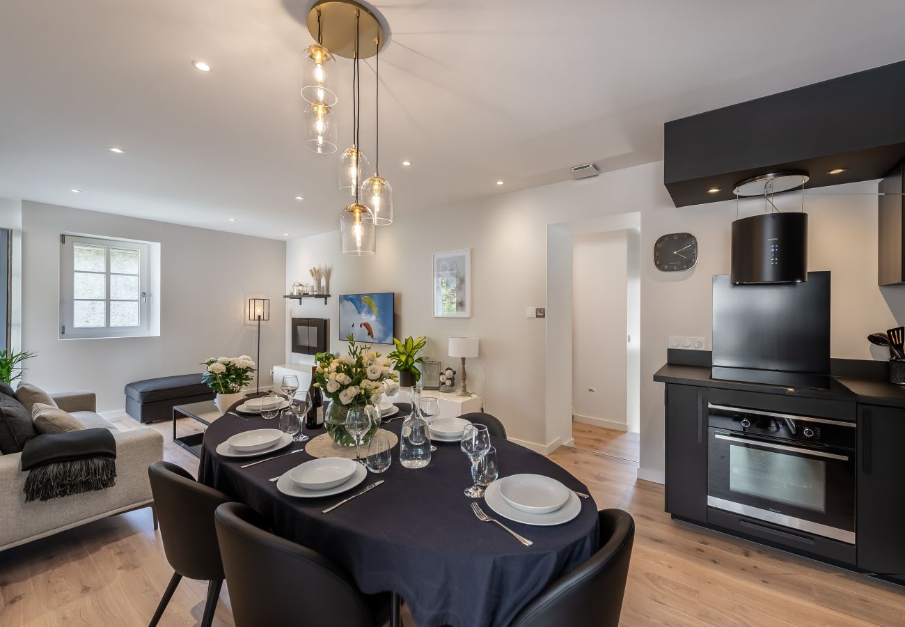 Salle à manger spacieuse avec cuisine ouverte sur le séjour