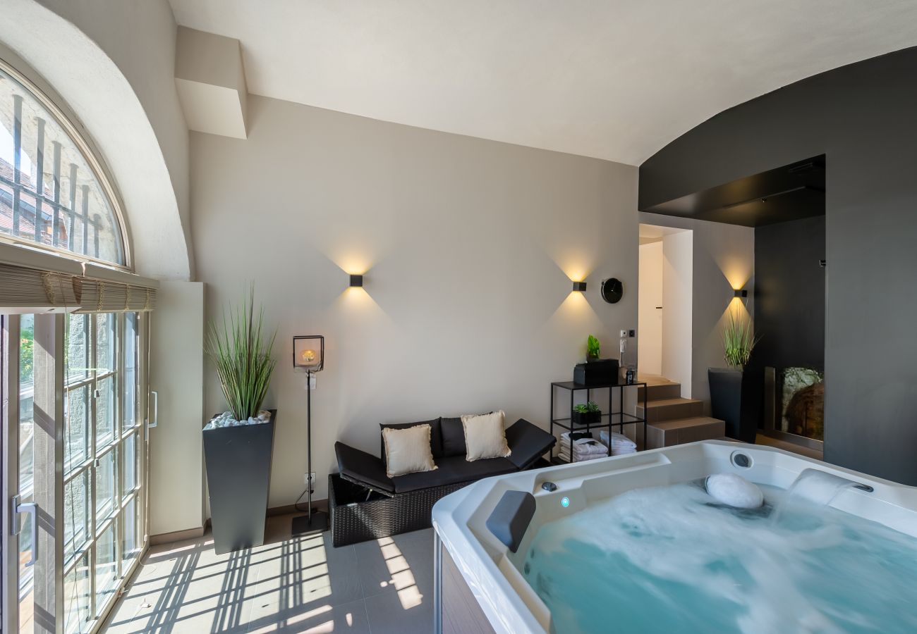 Jacuzzi intérieur avec terrasse et buanderie au rez-de-chaussée