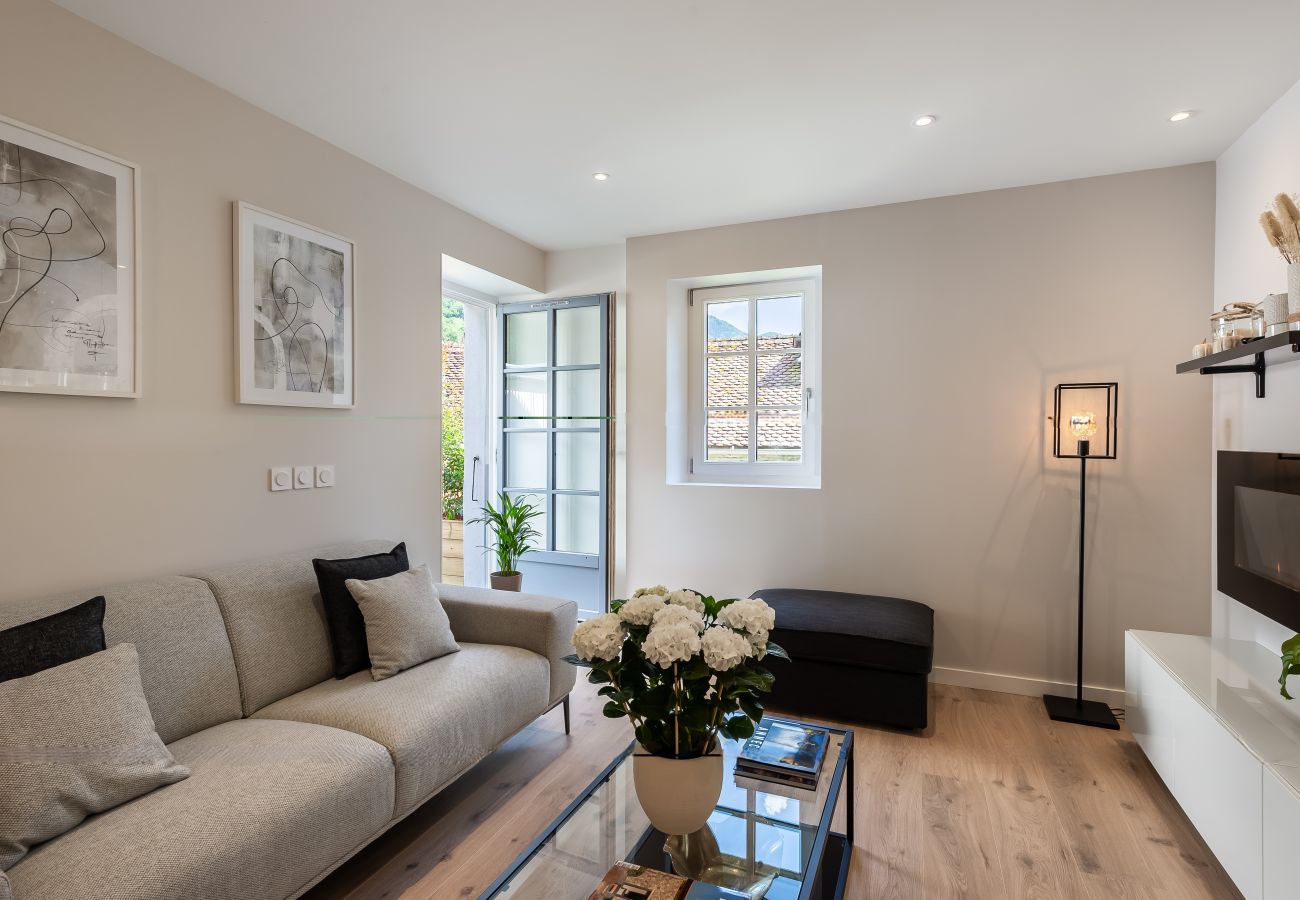 Salon moderne avec télé connectée 