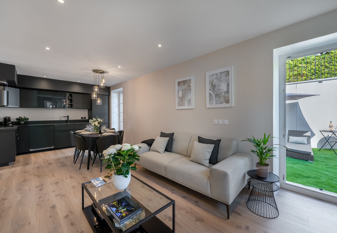 Salon ouvert sur salle à manger et cuisine dans un espace convivial