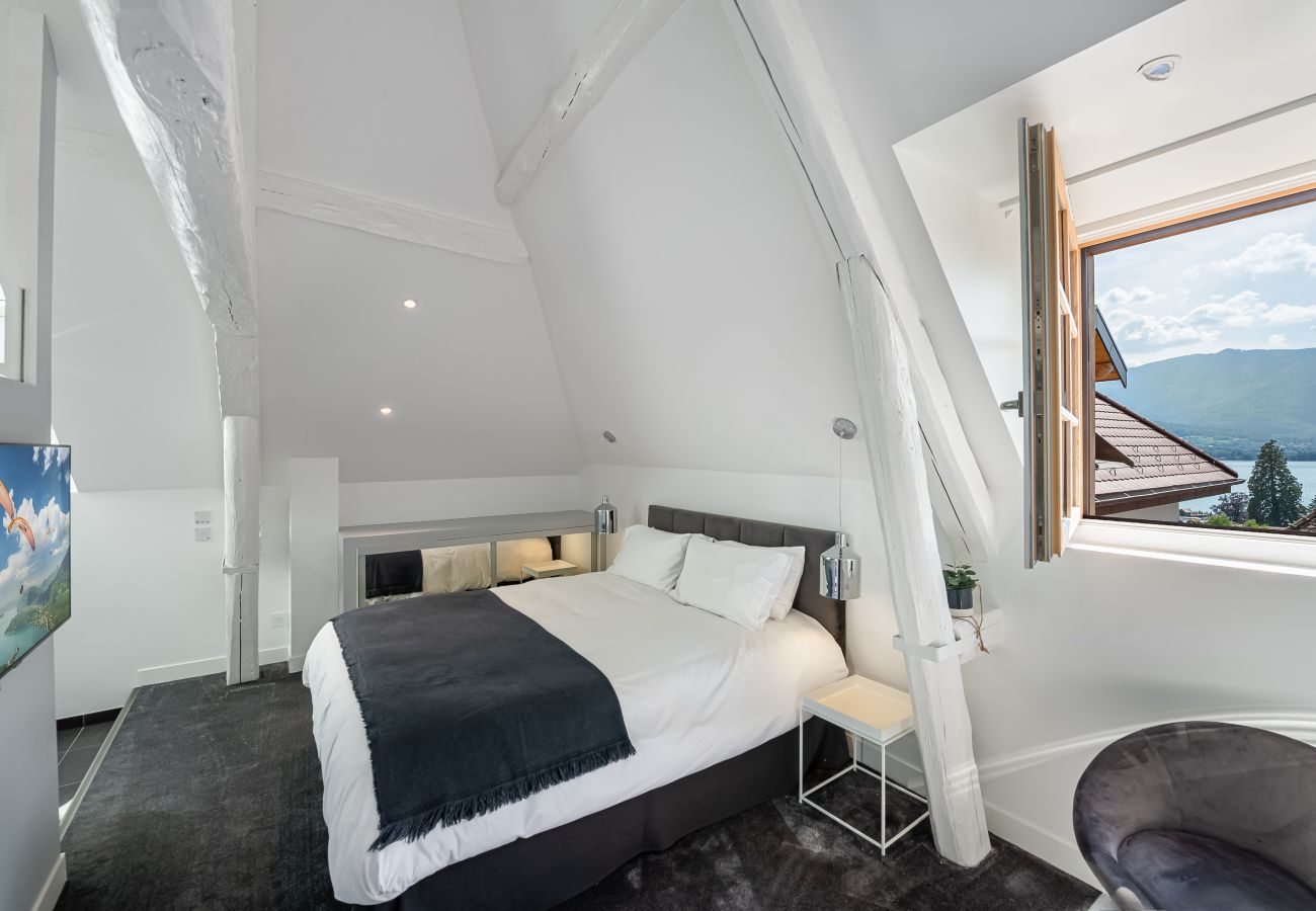 Chambre parentale avec vue lac et salle de bain 