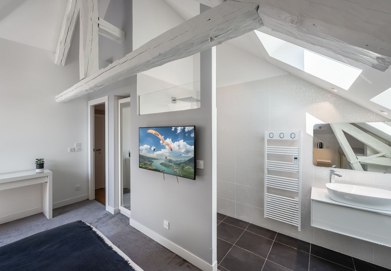 Salle de douche moderne avec lavabo